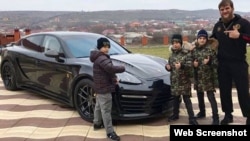 Абдул-Керим Эдилов с сыновьями Рамзана Кадырова и новым Porsche, который ему подарили дети главы ЧР