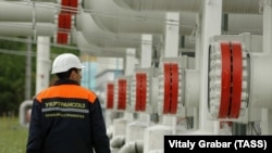 Украина. Обслуживание технологического оборудования газокомпрессорной станции возле Богородчанского подземного газохранилища