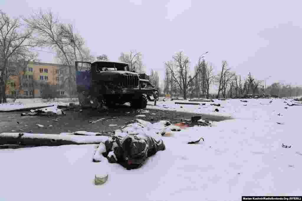 Сгоревшая установка &quot;Град&quot; и тело российского военнослужащего в окрестностях Харькова 25 февраля