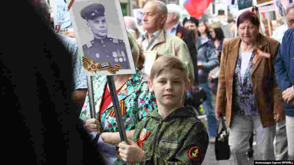 9 травня 2018, Севастополь. Хлопчик у військовій формі з портретом солдата під час акції &laquo;Безсмертний полк&raquo;