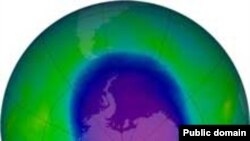 Озоновая дыра над Антарктидой. Снимок спутника NASA Aura выполнен 8 октября 2006 года.