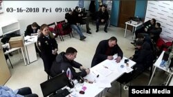 Полиция в Кемеровском штабе Навального (стоп-кадр с камеры видеонаблюдения)