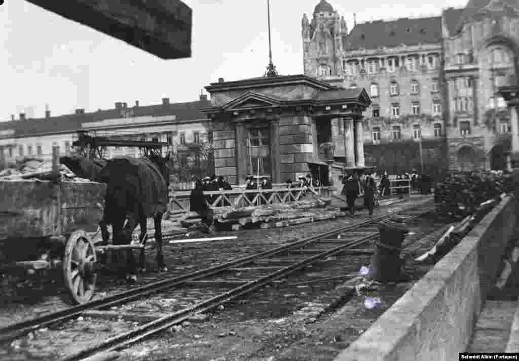 1914 рік. Роботи на мості Сечені. На задньому плані &ndash; палац Ґрешем, побудований у стилі модерн, де сьогодні розташований один із найрозкішніших готелів Будапешту