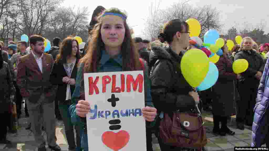 Мітинг проти російської окупації біля пам&#39;ятника Тарасу Шевченку, Сімферополь, 9 березня 2014 року