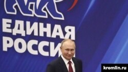 Путин на встрече с членами "Единой России" (архивное фото)