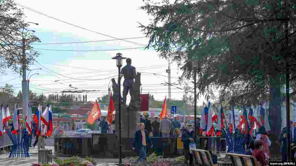 Вид на памятник со стороны переулка Пионерского