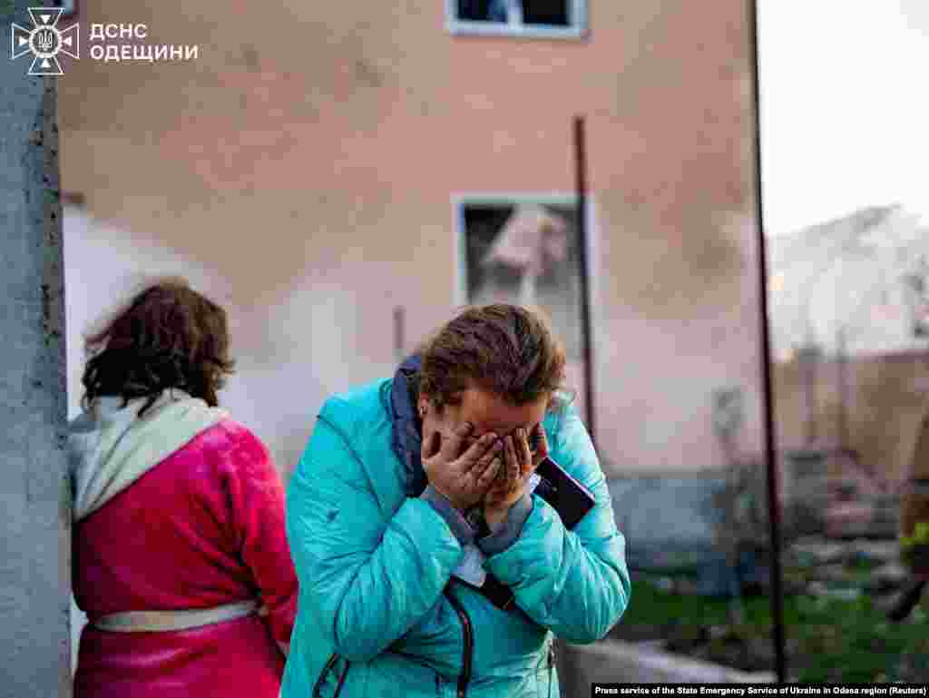 Емоції жительки Одеси біля її зруйнованого будинку внаслідок масованої атаки РФ. Одеса, 17 листопада 2024 року