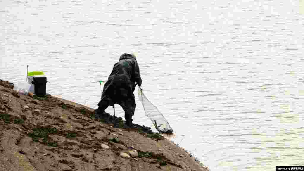 Рибалка на березі обмілілого Аянського водосховища, 4 листопада 2020 року