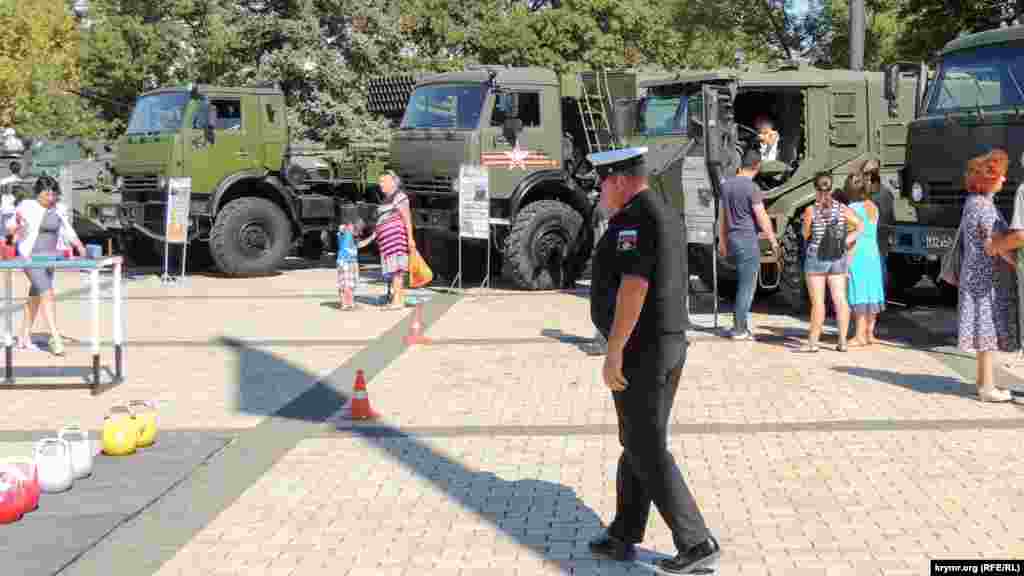 Попри вихідний день, відвідувачів на виставці було небагато