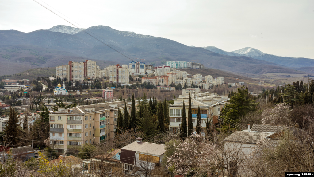 Дихають холодом на курортне місто засніжені вершини Бабугана