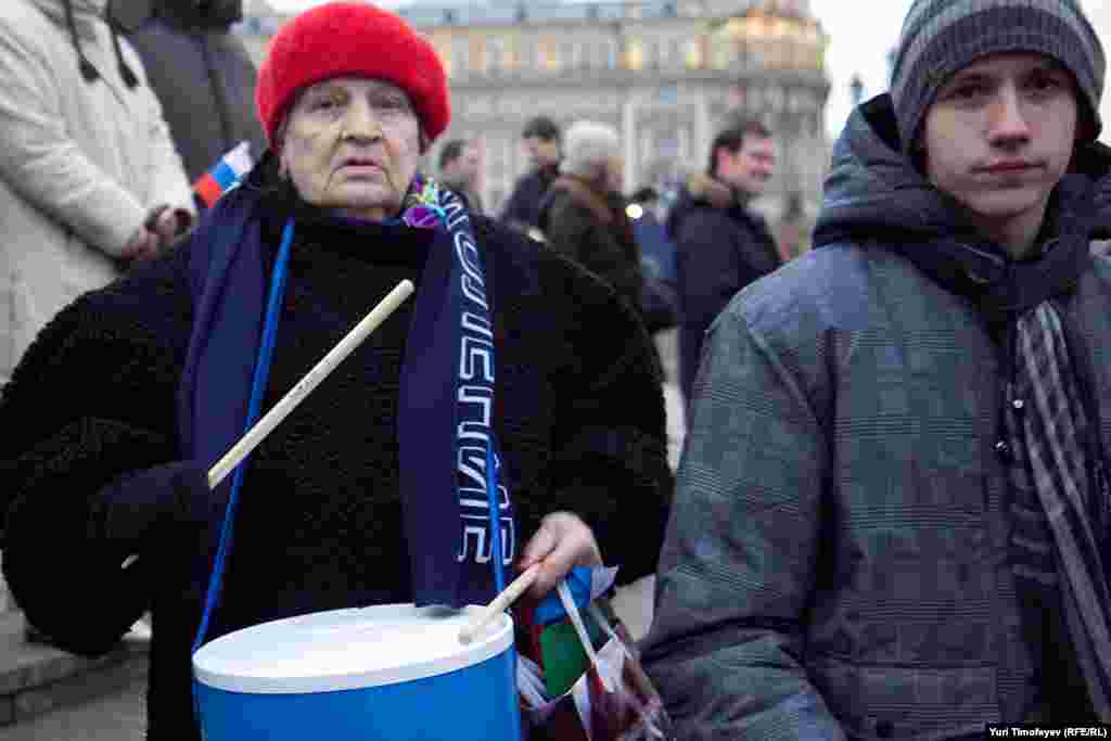 Сторонники Владимира Путина собрались на митинг в его поддержку на Манежной площади в Москве.