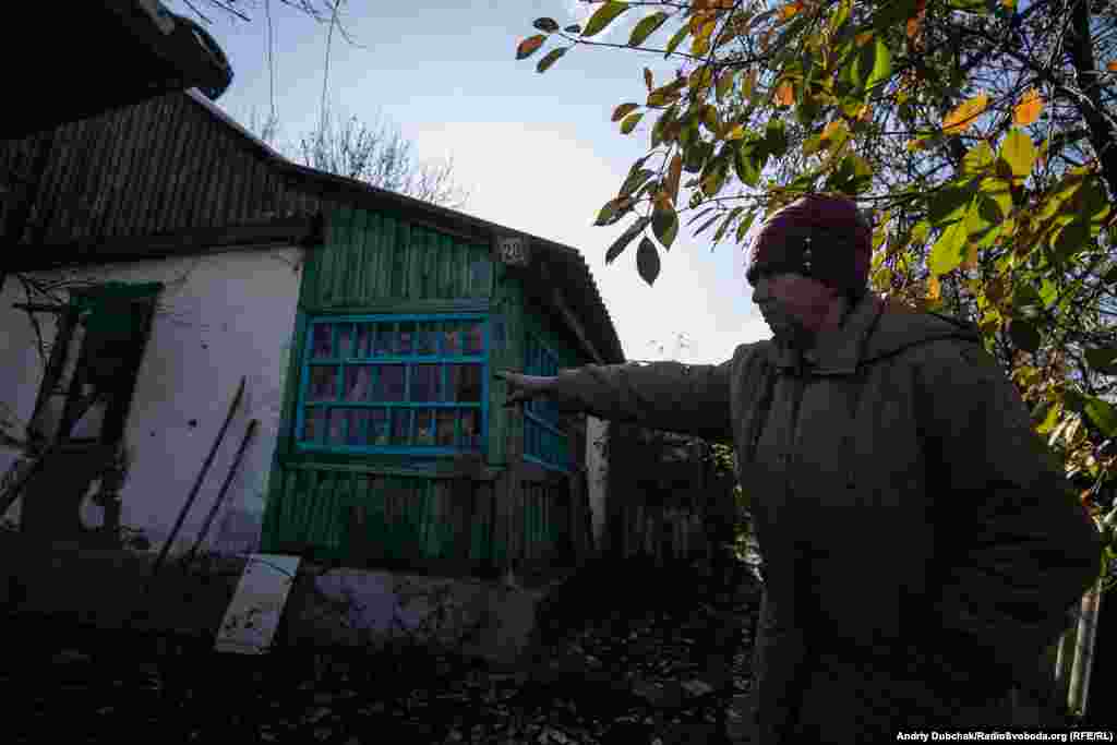 71-річна Любов Семенівна розповідає і показує нам наслідки обстрілу її хати зі стрілецької зброї кілька днів тому (28 жовтня). Кулі калібру 7,62 посікли стіни й дах