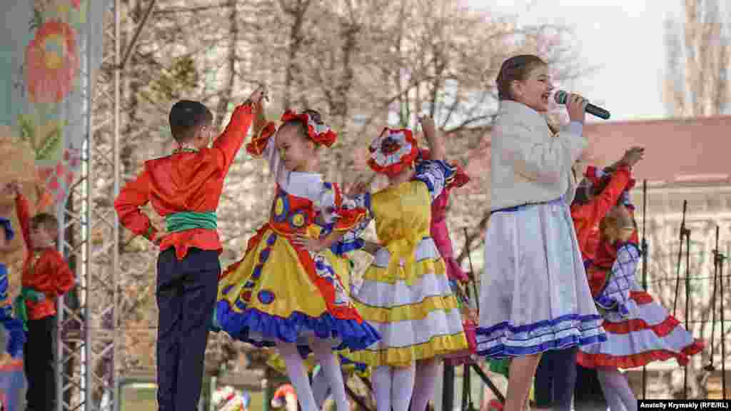 Діти співали і танцювали