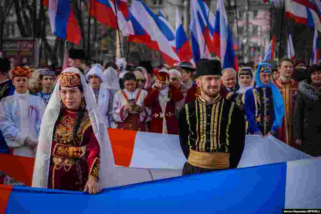 Для участия в шествии привлекались представители диаспор, лояльных российским властям в Крыму