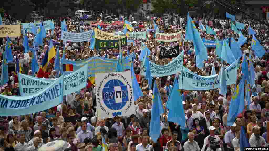 На площі можна побачити різноманітну символіку. Найбільше українських і кримськотатарських прапорів