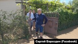 Сергей Аксенов в затопленном дворе Керчи во время наводнения 18 июня 2021 года