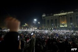 Люди собираются на акцию протеста возле здания парламента. Тбилиси, 29 ноября 2024 года